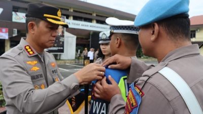 Kapolrestabes Medan, Kombes Pol Valentino Alfa Tatareda memasang Pin Ops Zebra Toba 2023 ke personil.(Ist)