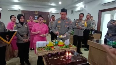 Kapolrestabes Medan, Kombes Pol Valentino Alfa Tatareda memotong nasi tumpeng syukuran ke-75 Polwan.(Ist)