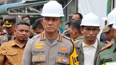 Kapolrestabes Medan Kombes Pol Valentino Alfa Tatareda tinjau pemancangan tiang.(Ist)