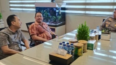 Waka Polrestabes Medan, AKBP Yudhi Hery Setiawan bersama Kepala Kantor Pos Medan.(Ist)