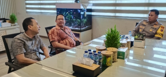 Waka Polrestabes Medan, AKBP Yudhi Hery Setiawan bersama Kepala Kantor Pos Medan.(Ist)