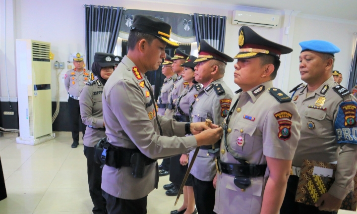 Kapolrestabes Medan, Kombes Pol Valentino Alfa Tatareda menyematkan tanda jabatan. Ist)