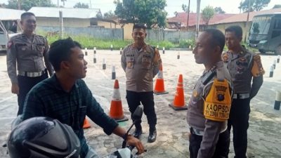 Direktur Lalu Lintas Polda Sumut berdialog dengan seorang pemohon SIM.(Ist)