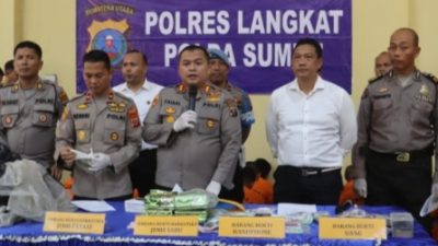 Kasat Narkoba Polres Langkat AKP Herdiyanto (kemeja putih) saat rilis kasus.(Ist)