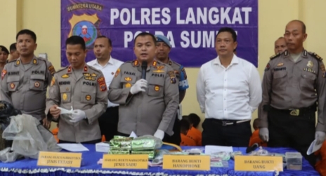 Kasat Narkoba Polres Langkat AKP Herdiyanto (kemeja putih) saat rilis kasus.(Ist)