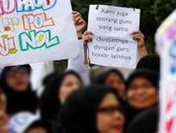 Tak Bisa Ikut Ujian, Guru Agama Demo Kantor Bupati 