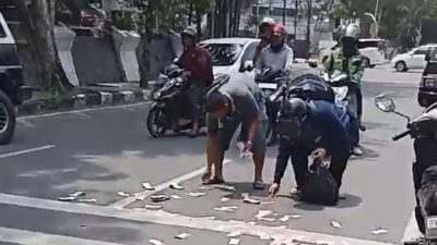 Bikin Heboh, Uang Pecahan Rp 100 Ribu Beterbangan di Jalan Imam Bonjol Medan