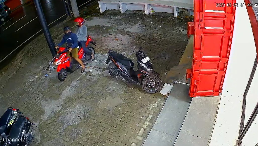 Dua pelaku maling motor beraksi di toko ponsel Jalan Sekip, Kecamatan Medan Petisah, Kota Medan.