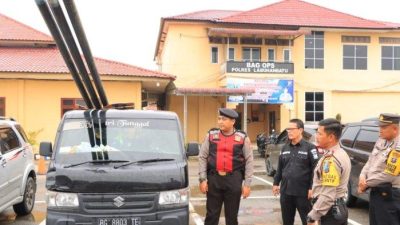 Polres Labuhanbatu mengamankan tiga tersangka maling tiang besi internet, Selasa (5/9/2023).