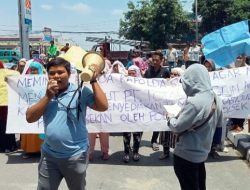 Emak-emak Sambil Bawa Ayam Jantan Demo di Polda Sumut : Minta Bandar Judi Ditangkap