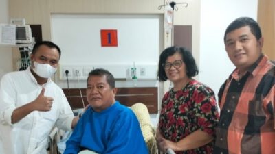 Ketua PWI Sumut Farianda Putra Sinik SE foto bersama Drs Eddy Madya Bukit didampingi Dra Roslina Bangun dan Leo Bastari Bukit.(ist)