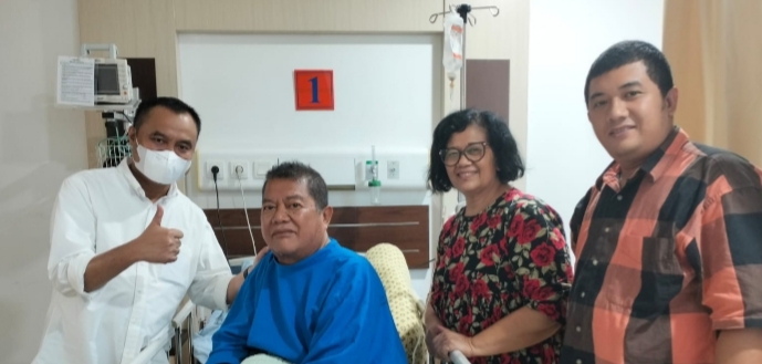 Ketua PWI Sumut Farianda Putra Sinik SE foto bersama Drs Eddy Madya Bukit didampingi Dra Roslina Bangun dan Leo Bastari Bukit.(ist)