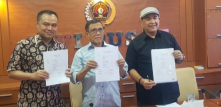 Ketua Umum PWI Pusat, Hendry CH Bangun diapit Ketua PWI Sumut H Farianda Putra Sinik SE (kiri) dan Ketua PWI Riau, H Zulmansyah Sekedang (kanan). (Ist)