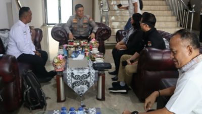 Kapolrestabes Medan Kombes Pol Valentino Alfa Tatareda berbincang dengan KPU dan Bawaslu DS.(Ist)