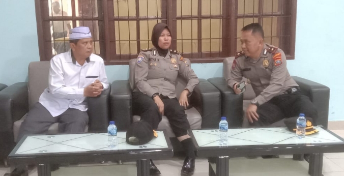 Sat Binmas Polrestabes Medan berbincang dengan Al Ustad Drs H Kusto Nardi.(Ist)