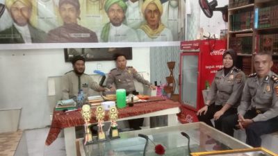 Personil Sat Binmas Polrestabes Medan bersama Al-Ustadz HM Dahrul Yusuf.(Ist)