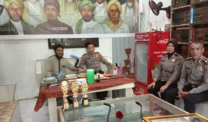 Personil Sat Binmas Polrestabes Medan bersama Al-Ustadz HM Dahrul Yusuf.(Ist)