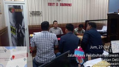 Pihak Pertamina saat membuat laporan di kantor polisi soal pembobolan pipa minyak di Kelurahan Belawan Bahari, Kecamatan Medan Belawan, Kota Medan