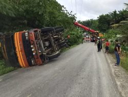 Akibat tak Mau Mengalah, Truk Trailer Terguling di Jalan