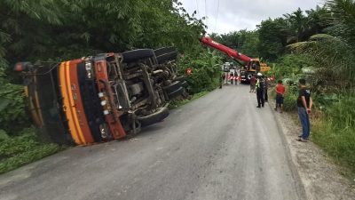 Satu unit truk trailer terguling di Jalan Lintas Subulussalam - Pakpak Bharat, tepatnya di Kecamatan Sitellu Tali Urang Jehe, Kabupaten Pakpak Bharat, Sumatra Utara.