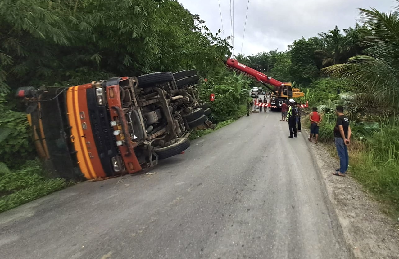 Satu unit truk trailer terguling di Jalan Lintas Subulussalam - Pakpak Bharat, tepatnya di Kecamatan Sitellu Tali Urang Jehe, Kabupaten Pakpak Bharat, Sumatra Utara.