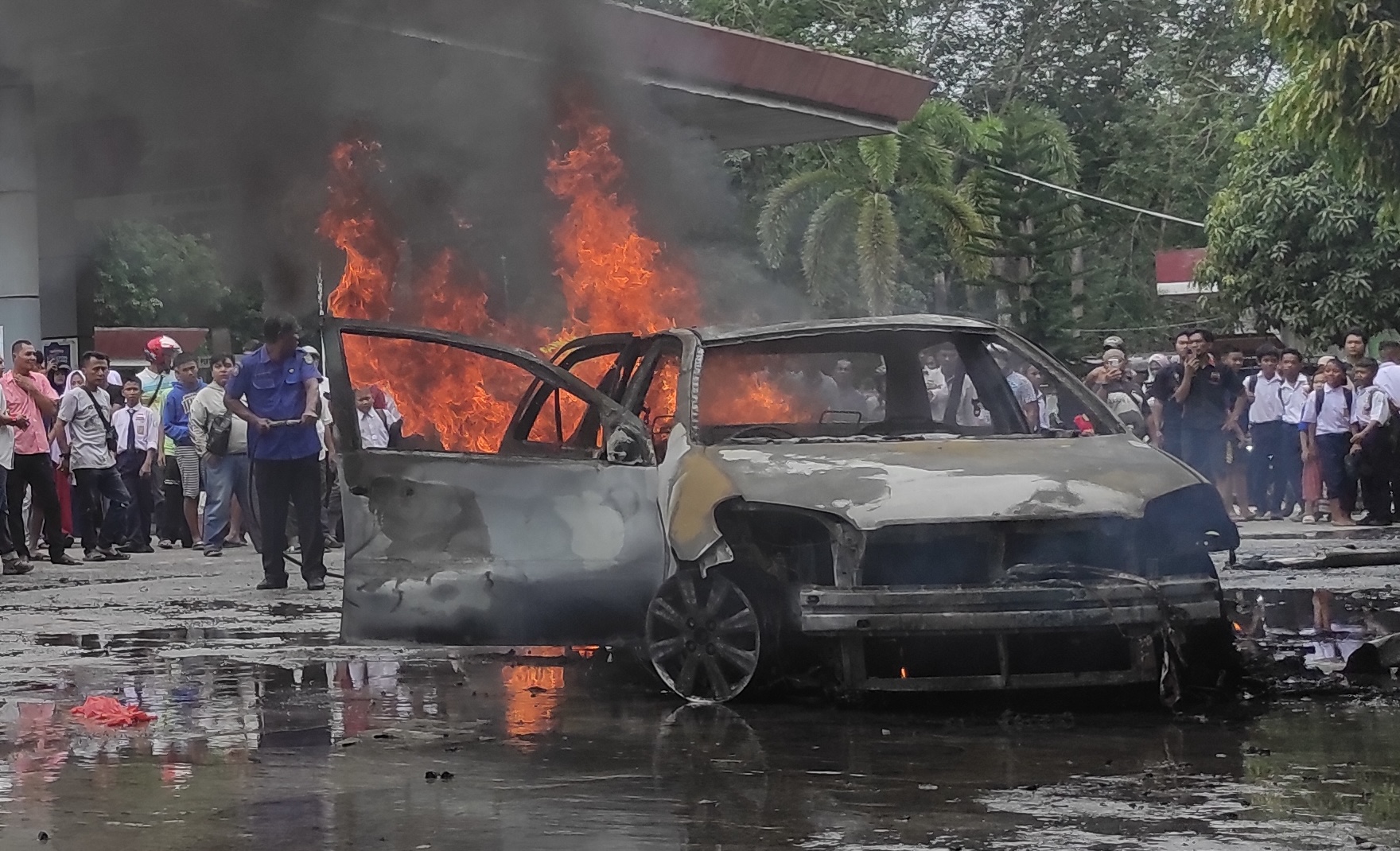 Satu unit mobil Toyota Vios terbakar saat mengisi BBM di SPBU Kota Kisaran, Senin (2/10/2023).