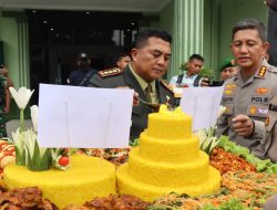 HUT ke-78 TNI, Kapolrestabes Medan Beri Kejutan Bawa Nasi Tumpeng Buat Dandim 0201 Medan