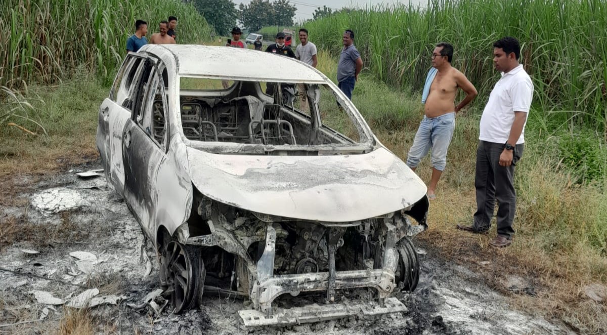 Seorang wanita selingkuhan bakar mobil kekasih gelap di Kabupaten Langkat, Selasa (17/10/2023).