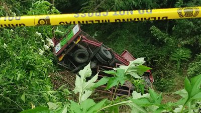 Satu unit mobil truk gas elpiji masuk jurang di jalan lintas Pakpak Bharat - Aceh tepatnya di Dusun Takalai Desa Sukaramai Kecamatan Kerajaan Kabupaten Pakpak Bharat, Kamis (5/10/2023).