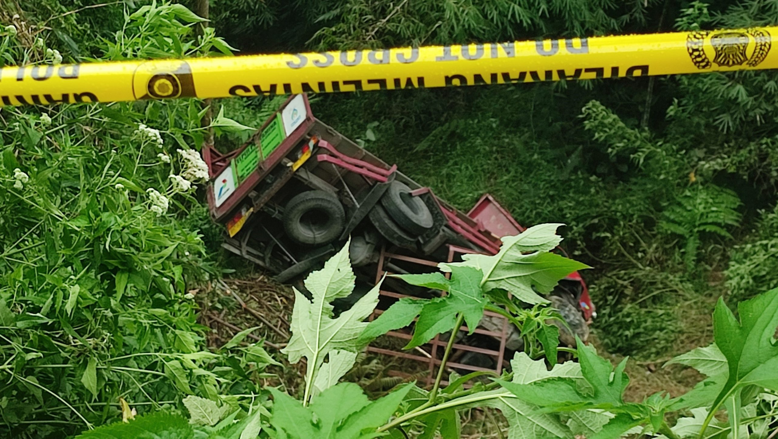 Satu unit mobil truk gas elpiji masuk jurang di jalan lintas Pakpak Bharat - Aceh tepatnya di Dusun Takalai Desa Sukaramai Kecamatan Kerajaan Kabupaten Pakpak Bharat, Kamis (5/10/2023).