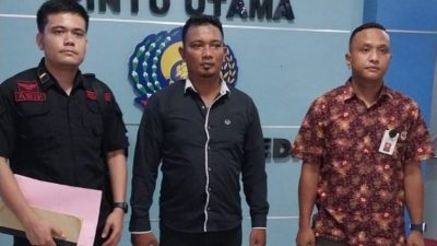 Ilham Mudi, eks Lurah Bukit Jengkol (tengah) saat diserahkan jaksa Kejari Langkat ke Rutan Klas IA Tanjunggusta Medan beberapa waktu lalu.