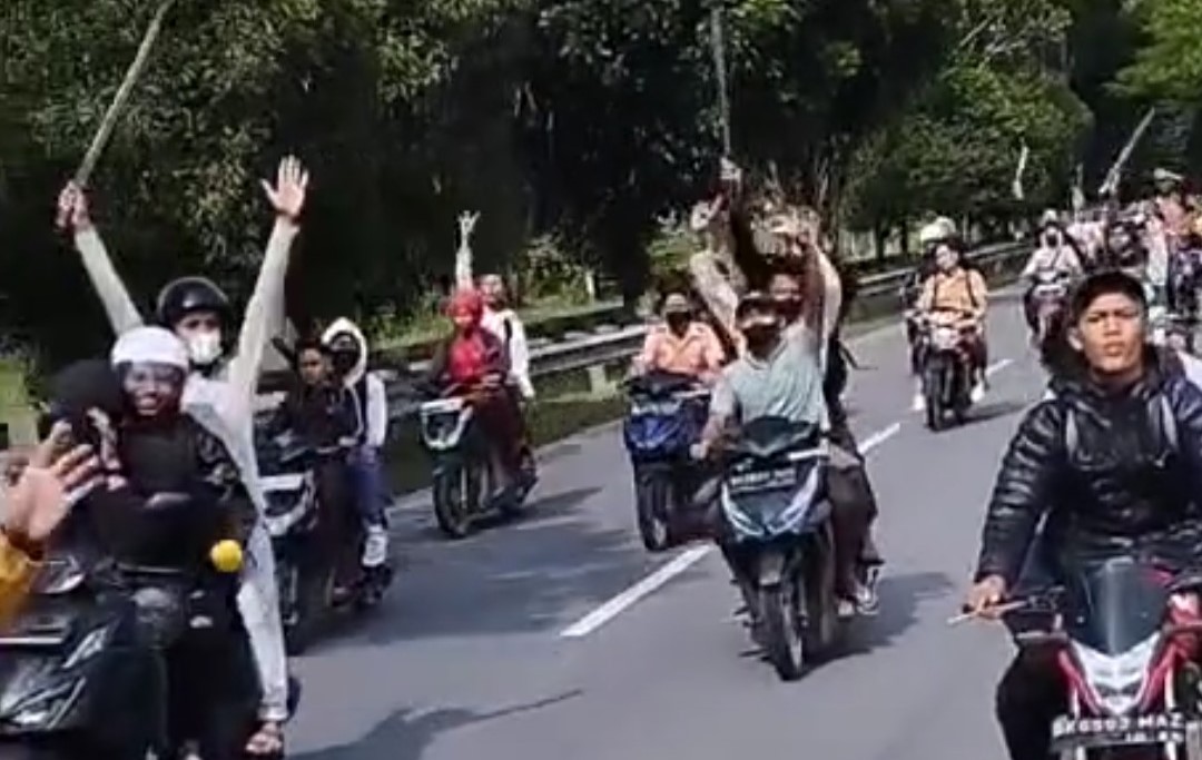 Gerombolan geng motor konvoi bawa senjata tajam di jalan menuju Bandara Kualanamu
