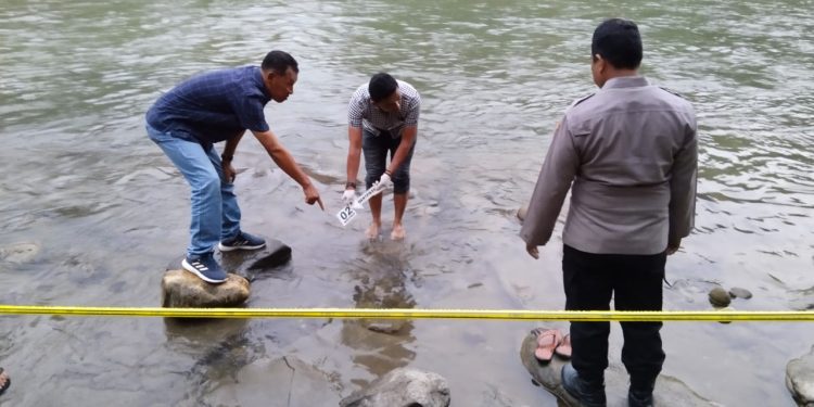 Polisi saat melakukan olah tempat kejadian perkara (TKP), dimana seorang nenek tewas tergelincir di Sungai Batang Pane