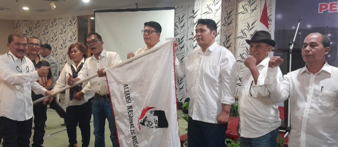 Ketua DPP Antar Sihol Manulang menyerahkan pataka yang diterima Ketua DPD Antar Sumut, Edison Siagian (ist)