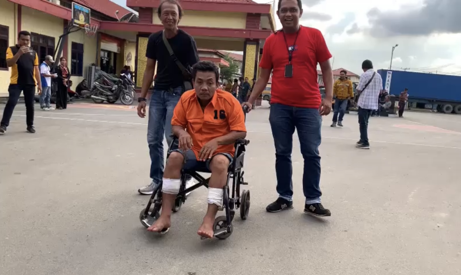 Rahmad Banurea, tersangka pembunuhan yang hendak buang mayat korban pakai becak cacat setelah ditembak petugas Polres Pelabuhan Belawan.