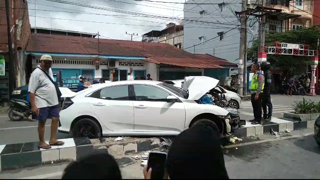 Mobil Honda Civic menabrak dua motor dan satu mobil pikap di Jalan Sekip, Kecamatan Medan Petisah, Kota Medan