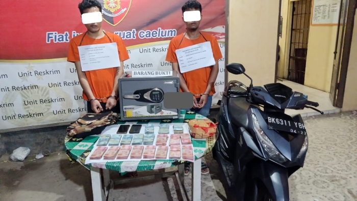 Dua karyawan Ninja Express yang nekat melakukan aksi pembobolan brankas milik perusahaan setelah ditangkap petugas Polres Labuhanbatu