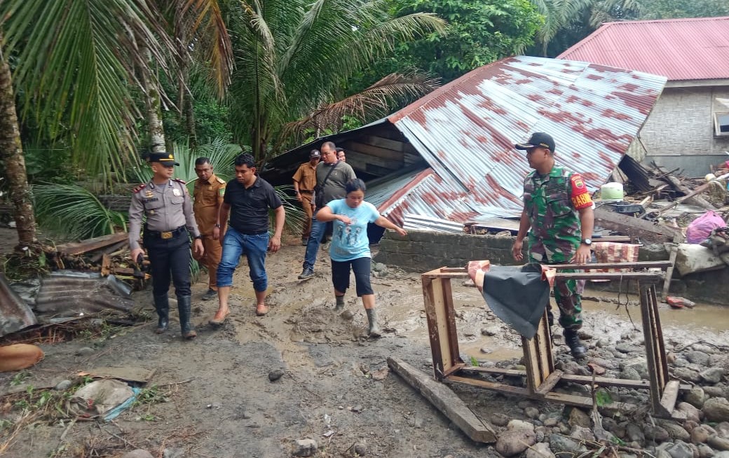 Kapolsek Salapian, Iptu Hotdiatur saat menyambangi lokasi permukiman yang terdampak banjir bandang di Dusun Simpang Telu, Desa Pancowarno, Kecamatan Salapian, Kabupaten Langkat
