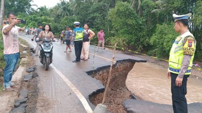 Bencana longsor memutus jalan penghubung antara Kabupaten Tapanuli Selatan dan Kabupaten Mandailing Natal, Senin (14/11/2023) malam.