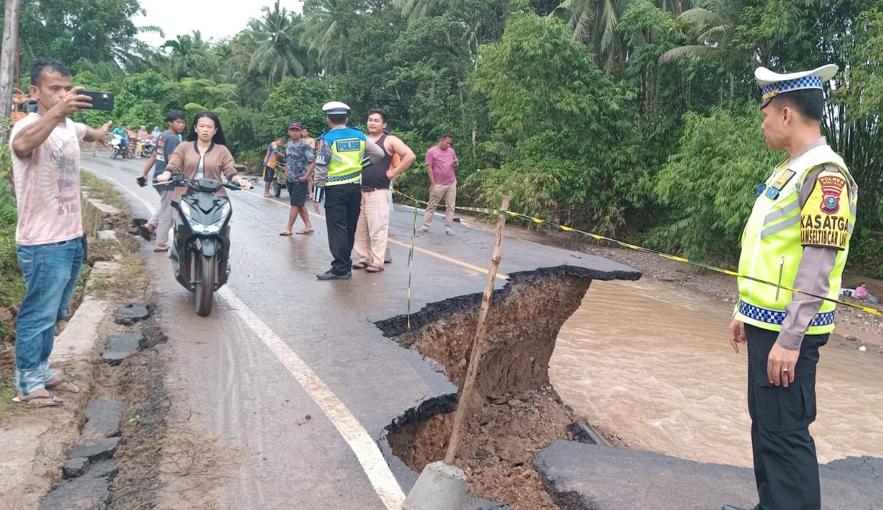 Bencana longsor memutus jalan penghubung antara Kabupaten Tapanuli Selatan dan Kabupaten Mandailing Natal, Senin (14/11/2023) malam.