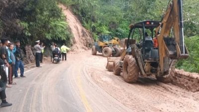 Longsor terjadi di jalan lintas Toba-Taput, persisnya di Desa Tangga Batu Timur, Kecamatan Tampahan, Kabupaten Toba