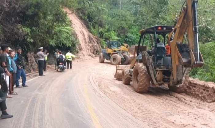 Longsor terjadi di jalan lintas Toba-Taput, persisnya di Desa Tangga Batu Timur, Kecamatan Tampahan, Kabupaten Toba