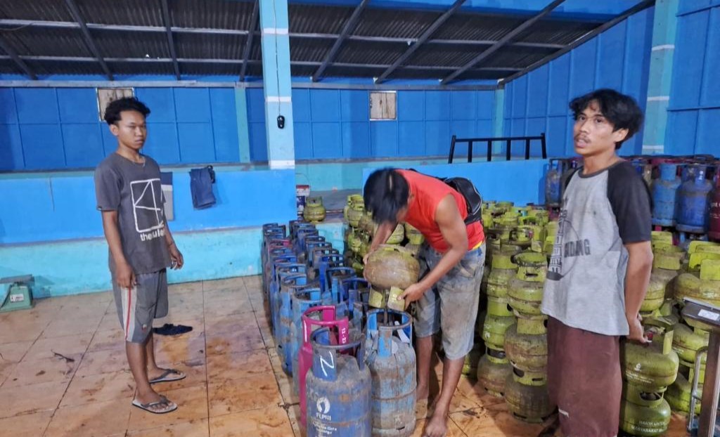 Sejumlah pekerja yang diamankan polisi dari lokasi gudang gas oplosan di Jalan Selambo Ujung