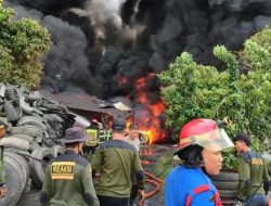 Gudang Ban Bekas Pasar V Marelan Terbakar, Api Sulit Dipadamkan