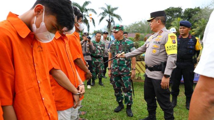 Kapolda Sumut, Irjen Agung Setya Imam Effendi bersama Pangdam I/Buukit Barisan, Mayjen TNI Mochammad Hasan saat menginterogasi para pelaku narkoba.