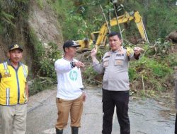 Jalan Penghubung Purba ke Haranggaol Horison Longsor, Alat Berat Dikerahkan Bersihkan Jalan