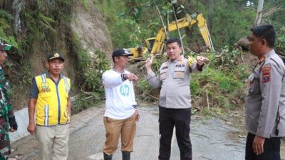 Kapolres Simalungun, AKBP Ronald FC Sipayung saat meninjau lokasi longsor di jalan penghubung Kecamatan Purba dan Kecamatan Haranggaol Horison