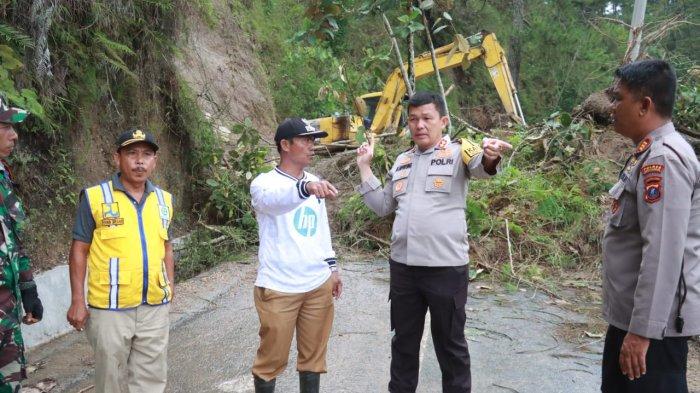 Kapolres Simalungun, AKBP Ronald FC Sipayung saat meninjau lokasi longsor di jalan penghubung Kecamatan Purba dan Kecamatan Haranggaol Horison