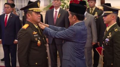 Presiden RI, Joko Widodo melantik Letjend Maruli Simanjuntak sebagai KSAD yang baru