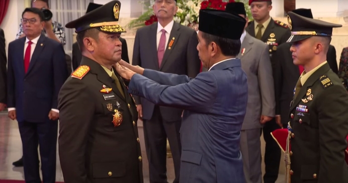Presiden RI, Joko Widodo melantik Letjend Maruli Simanjuntak sebagai KSAD yang baru